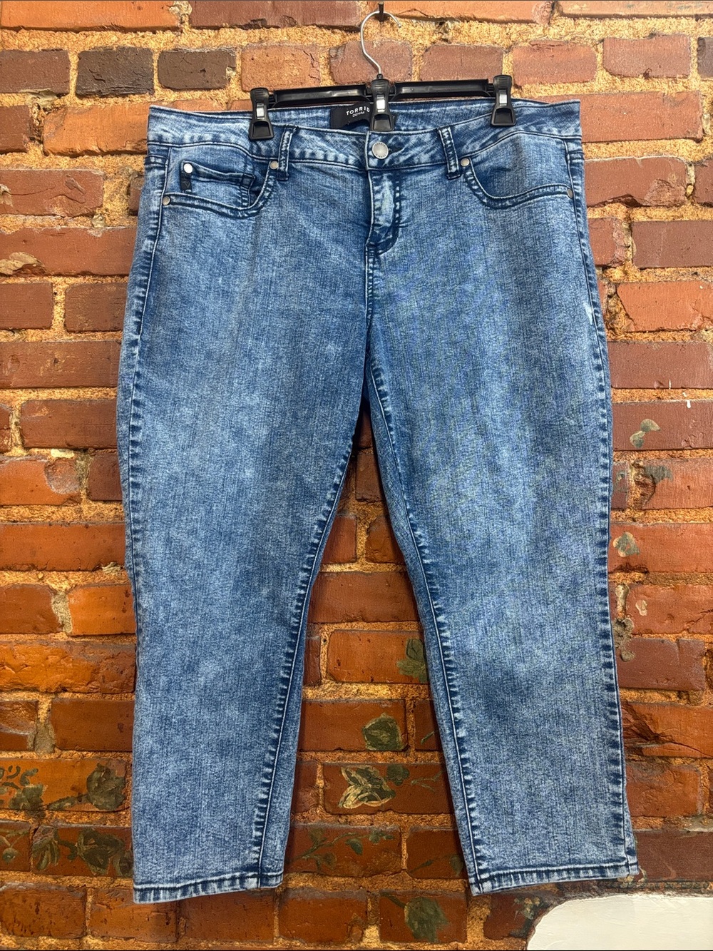 torrid‎ acid washed denim capris size 18 regular
